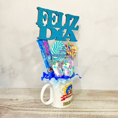 Un Regalo Taza Príncipe con caramelos y un cartel que dice felicidad taza.