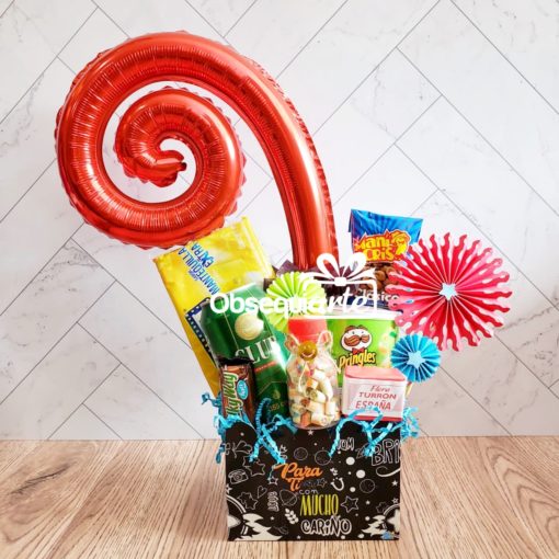 Regalo Palomitas de maíz llenas de dulces y globos.