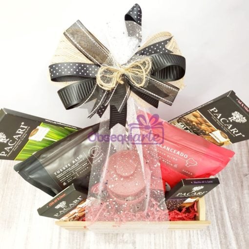 Una canasta de Regalo Cafetero Gourmet con variedad de snacks, chocolates y café.