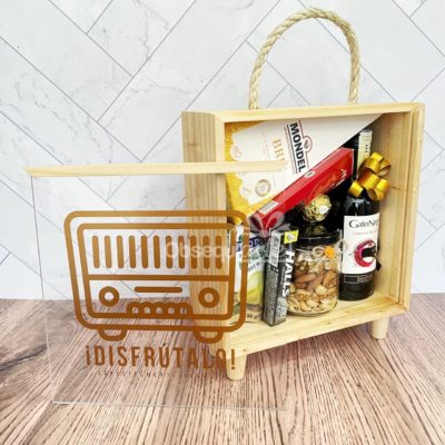 Una caja con un Regalo Brunch Vintage y snacks dentro.