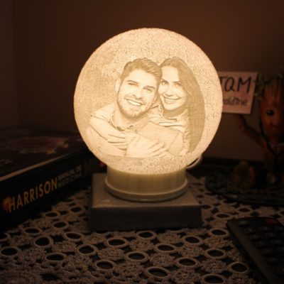 Una foto de pareja en una Regalo Lampara 3D Moon Personalizada.