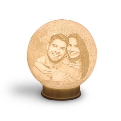 Una Lámpara de Regalo 3D Moon Personalizada con una foto de pareja es el Regalo perfecto.