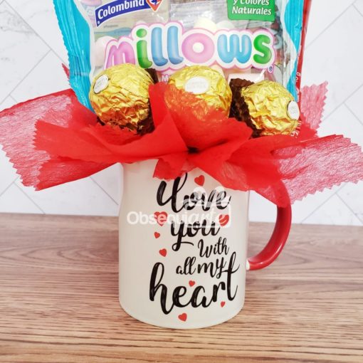 Una taza Regalo Love Aniversario rellena de chocolates y dulces, perfecta para regalar en San Valentín.