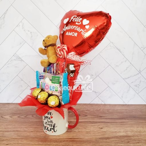 Un Regalo Love Aniversario con osito de peluche y chocolates.