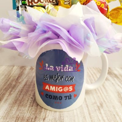 Regalo Amigos como Tú: Una taza de café con dulces y flores.