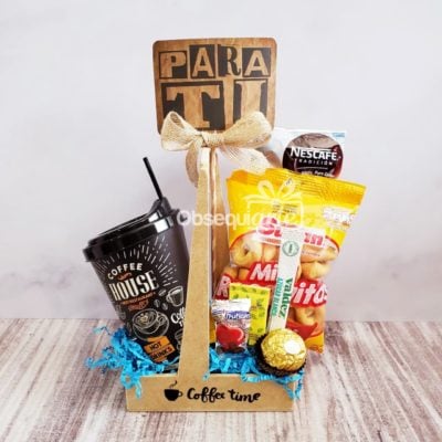 Una canasta de regalo con snacks y Regalo Coffee Time.