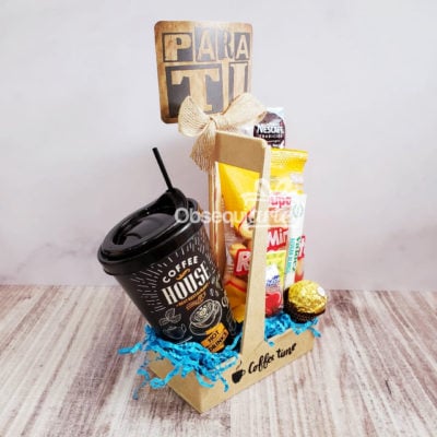 Una canasta de regalo Regalo Coffee Time con una taza de café y snacks.