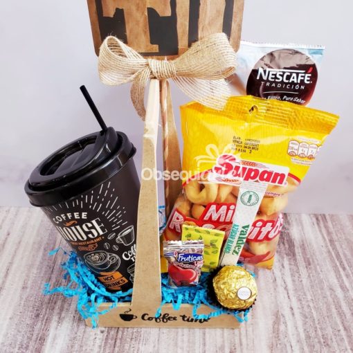 Una cesta de regalo Regalo Coffee Time con snacks.