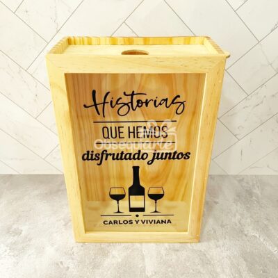 Una caja de madera con Regalo Guarda Corchos y vasos.