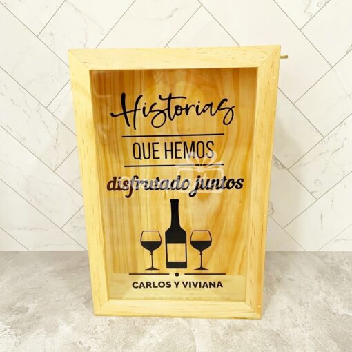 Una caja de madera con una botella de Regalo Guarda Corchos.