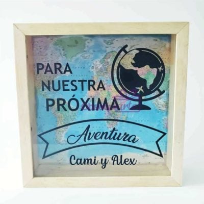 Un marco de madera con un mapa del mundo es un gran Regalo Alcancia Aventuras.