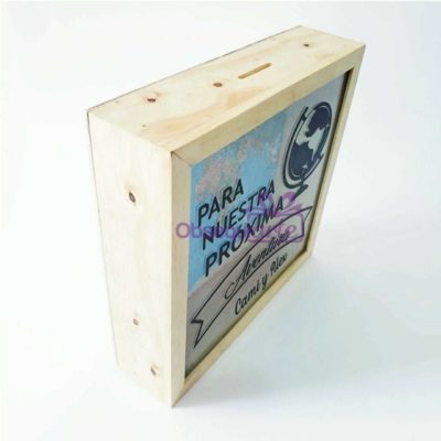 Una caja de madera con un cartel se transformó en un Regalo Alcancia Aventuras.