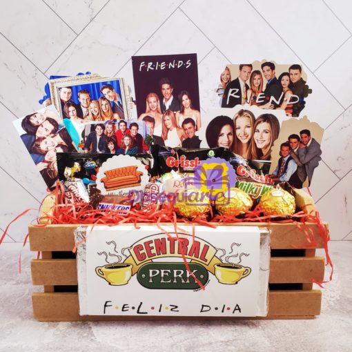 Un Regalo Jaba Temática Personalizada lleno de snacks y un programa de televisión.