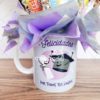 Descripción: Una taza morada con un sombrero de graduación y dulces en ella.
Nombre del producto: Regalo Feliz Graduación