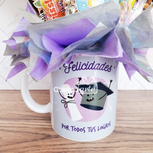 Descripción: Una taza morada con un sombrero de graduación y dulces en ella.
Nombre del producto: Regalo Feliz Graduación