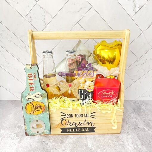 Una caja de madera llena de cerveza, snacks y un toque personalizado como Regalo Jaba Personal.