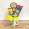 Una taza de café llena de bocadillos y dulces es el Regalo Taza Papá perfecto para Papá.