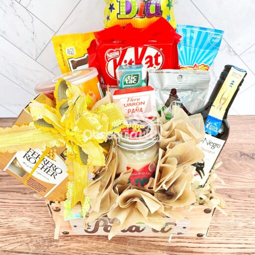 Un Regalo Primavera con Vela y Vino lleno de snacks, dulces y sorpresas primaverales.