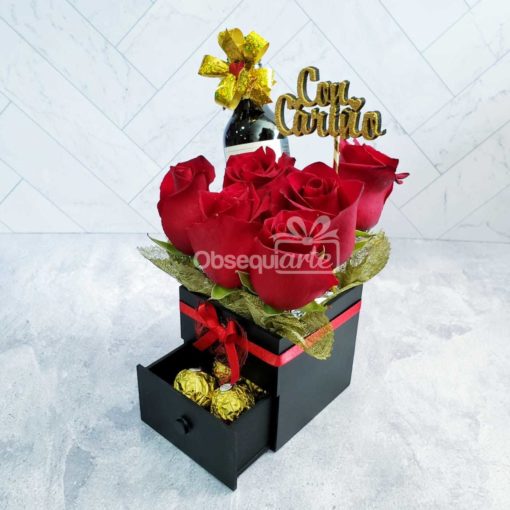 Las rosas rojas y los chocolates en una caja negra son una encantadora opción de Regalo Soft con Vino.