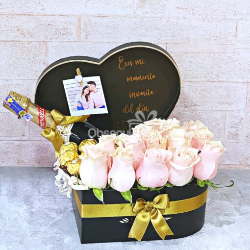 Una caja en forma de corazón llena de rosas y chocolates es el regalo perfecto de Regalo Corazón de Rosas.