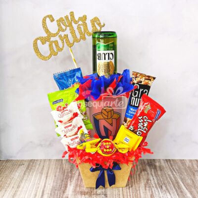 Una cesta de regalo con un Jarro Regalo Festejo Cervecero y snacks.