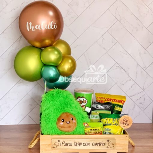 Un osito de peluche Regalo Guacamole y globos en una caja.