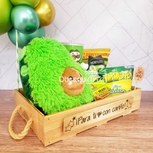 Una caja de madera con un Regalo Guacamole y globos.