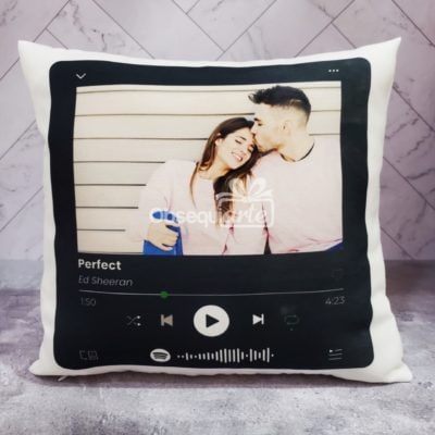 Un cojín con una foto de una pareja, perfecto como Regalo Almohada Mi Canción Spotify.