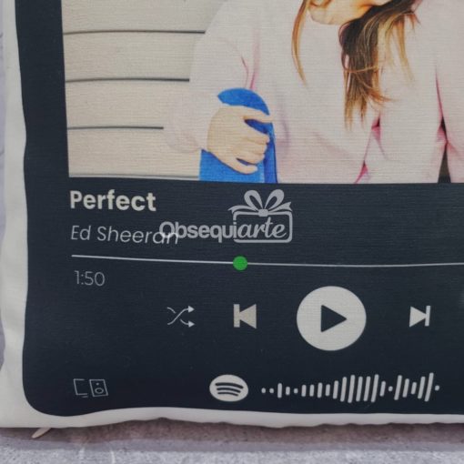 Una Regalo Almohada Musical con una imagen de una chica y un reproductor de música.