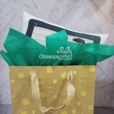 Una bolsa de compras amarilla con un Regalo Almohada Post Instagram con Foto en ella.