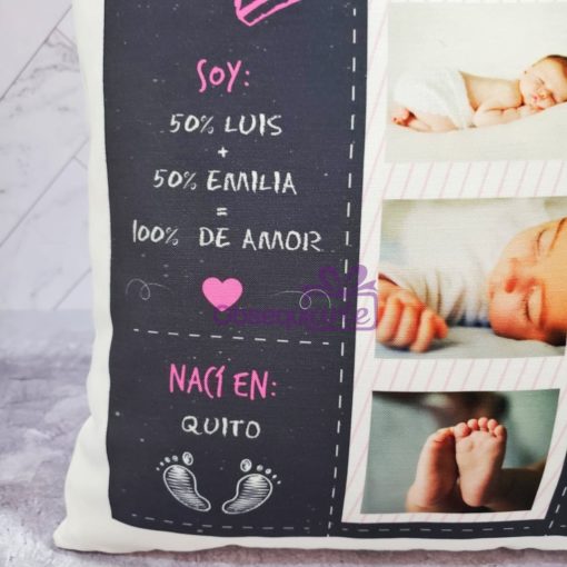 Una Regalo Almohada Nuevo Bebé (Niño/Niña) con una foto de los pies de un bebé, perfecta como regalo para nuevos padres.