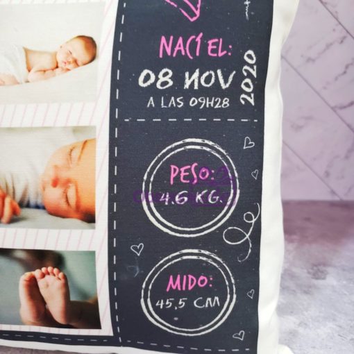 Una Regalo Almohada Nuevo Bebé (Niño/Niña) personalizada con una foto y la fecha de nacimiento.