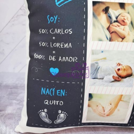 Descripcion: Una Regalo Almohada Nuevo Bebé (Niño/Niña) con una foto de un bebé y un certificado de nacimiento.