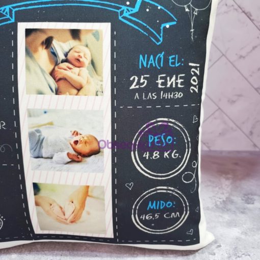 Descripción: Una Regalo Almohada Nuevo Bebé (Niño/Niña) personalizada con fotos de un bebé y una pizarra.