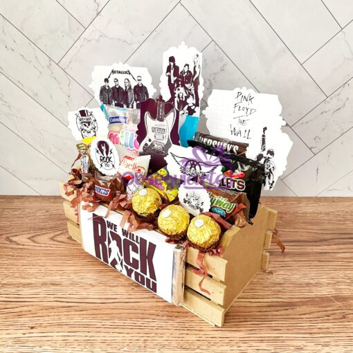 Una caja llena de dulces y artículos de Regalo Jaba Temática Personalizada.