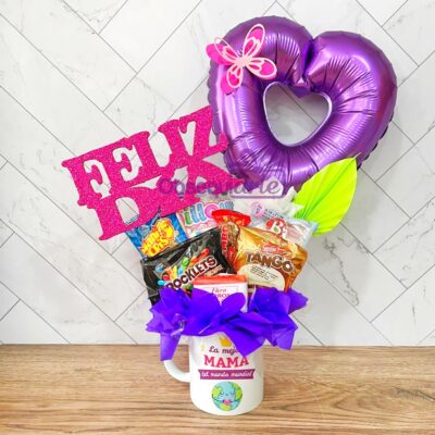 Un Regalo Taza Mamá con globos y un globo en forma de corazón.