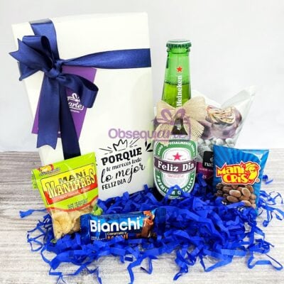 Un Regalo Happy Box lleno de snacks y una botella de cerveza.