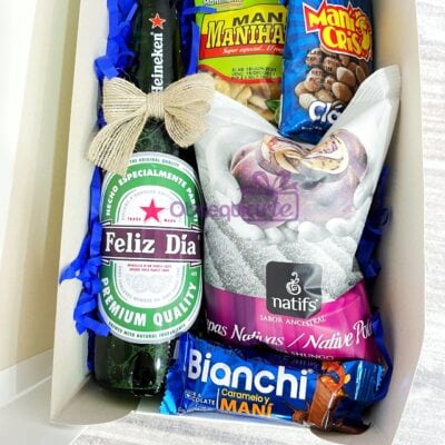 Un Regalo Happy Box con una botella de cerveza y snacks.