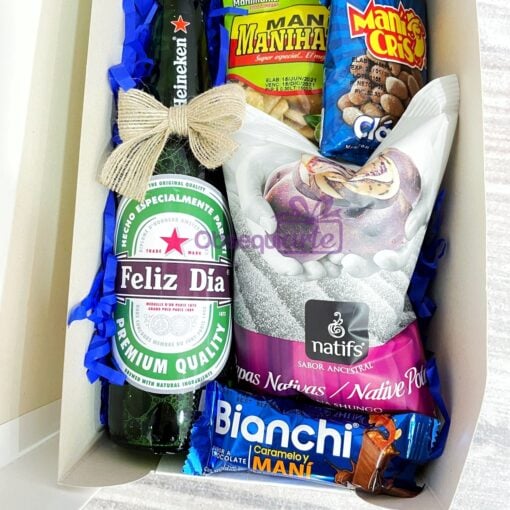 Un Regalo Happy Box con una botella de cerveza y snacks.