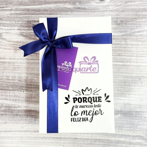 Un {Regalo Happy Box} con un lazo azul y un mensaje en español.