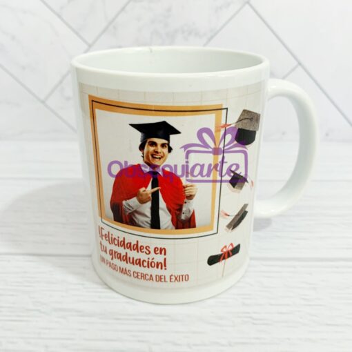 Una taza de Regalo Jarro Graduación con Foto con una foto de un graduado.