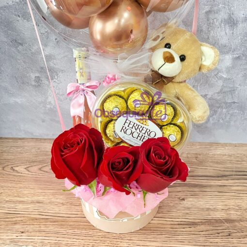 Una canasta con rosas, chocolates y un osito de peluche es el Regalo Shine Woman perfecto para una mujer.