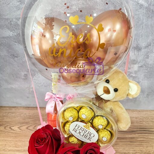 Un Regalo Shine Woman, rosas y chocolates crean un hermoso regalo para una mujer especial.