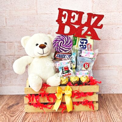 Un regalo de Regalo Caja Madera con Peluche y dulces.