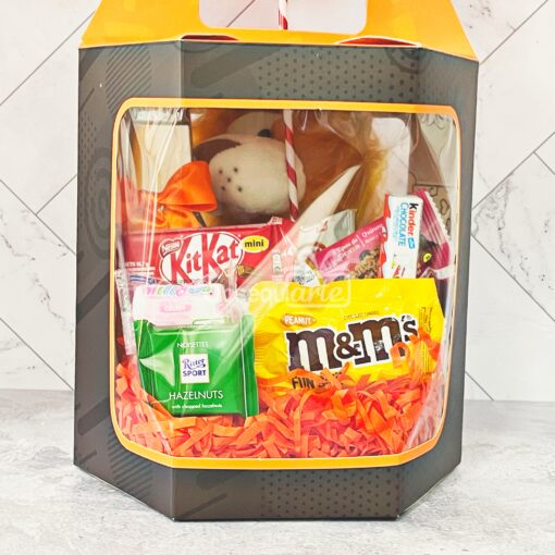 Una Caja de Regalo llena de dulces y snacks.