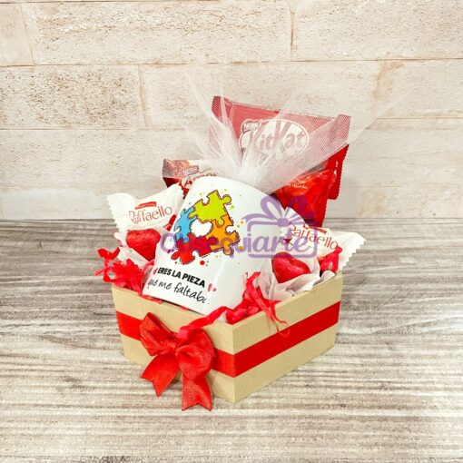 Una caja de regalo con chocolates y un osito de peluche es un precioso Regalo Rompecabezas Love.