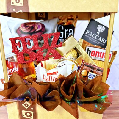 Una caja llena de snacks y chocolates, Regalo Selecto con Vino.