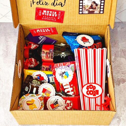 Una **Caja de noche de cine** llena de palomitas de maíz, dulces y otros bocadillos.