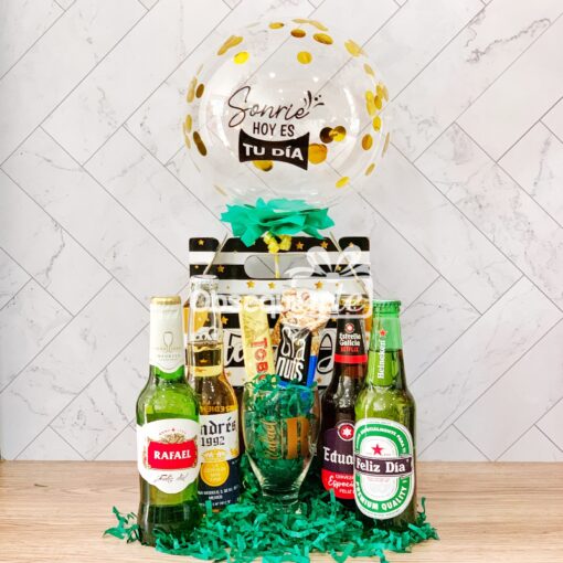 Un Pack Regalo Perfect con botellas de cerveza y un globo.