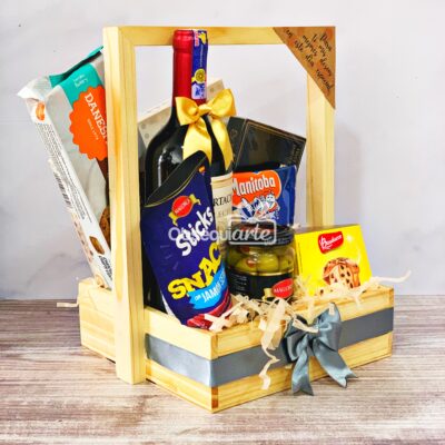 Una caja de madera llena de snacks y Regalo Canasta Festiva.